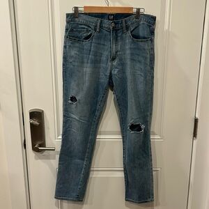 💗Gap skinny / straight holey jeans